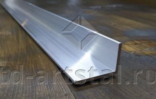 Алюминиевый уголок АД31Т1 25х25х2 мм в Барнауле